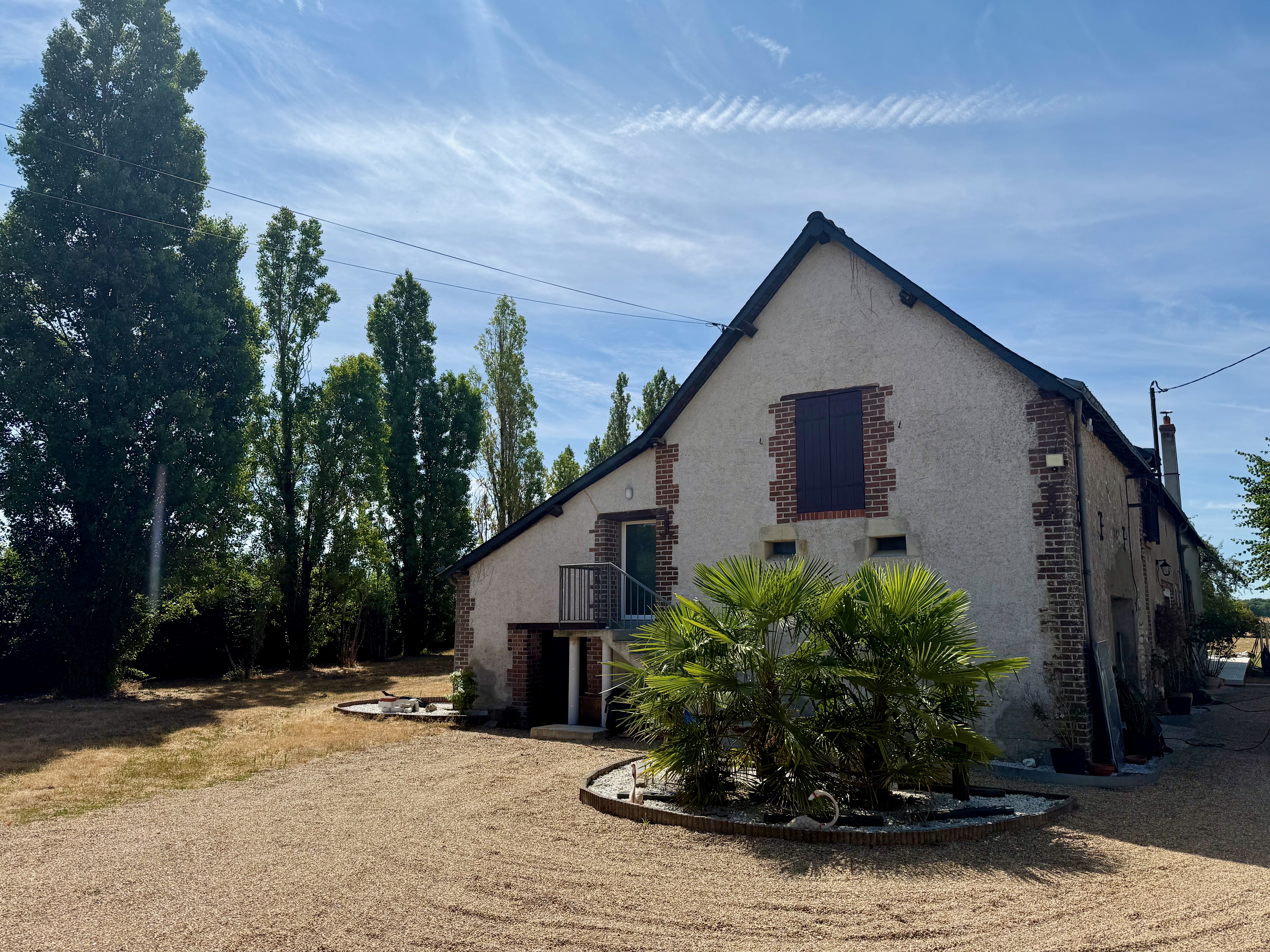 Gîte de Montreuil-en-Touraine — Vue extérieure de la maison en pierre
