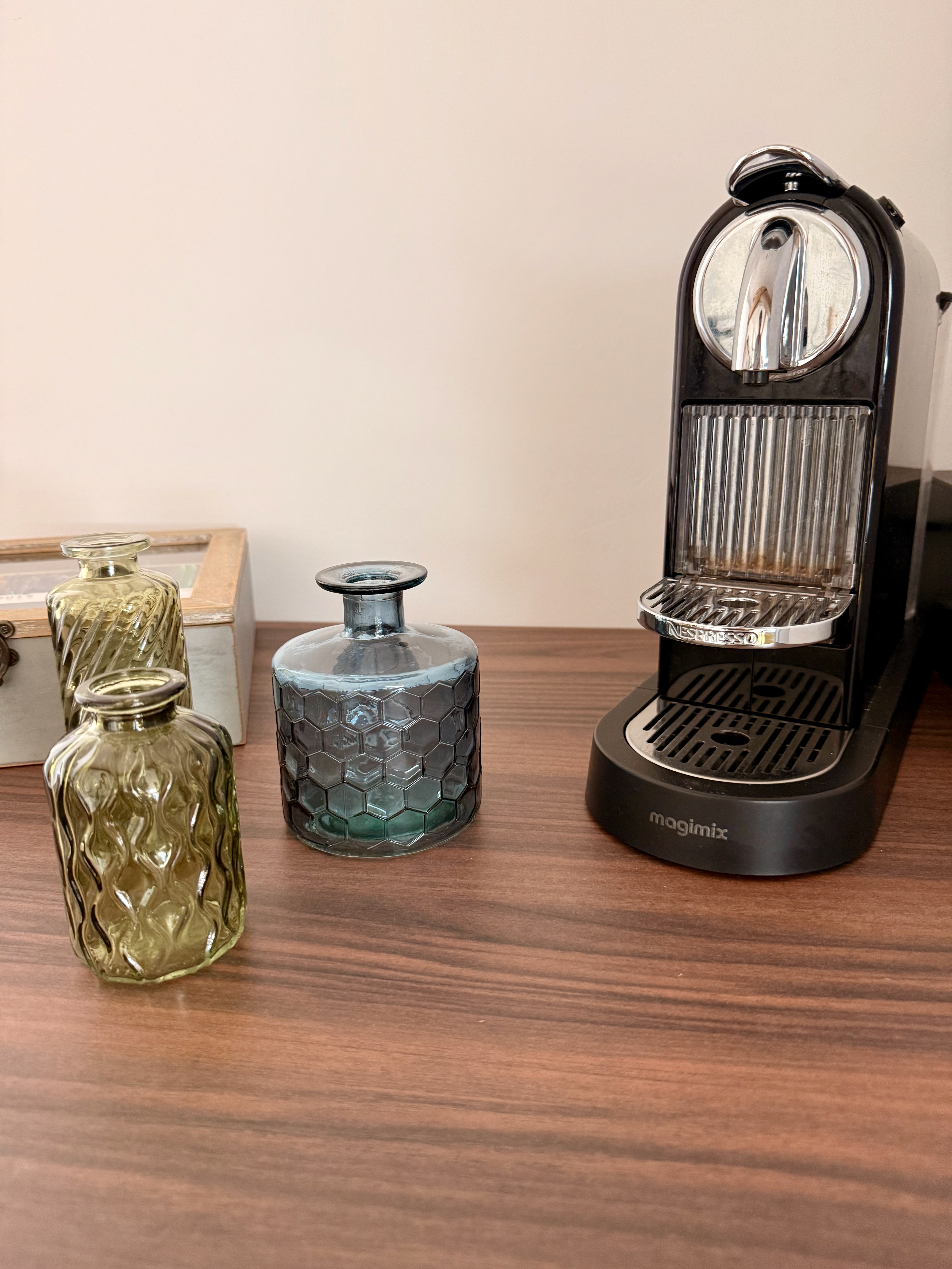 Machine Nespresso et vases décoratifs sur le bureau